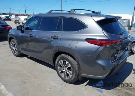 2021 Toyota Highlander Xle z USA, uszkodzony, nr VIN 5TDHZRAH8MS521018